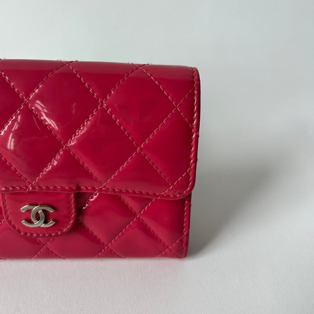 CHANEL QUILTED PATENT LEATHER FLAP ZIP CLASSIC WALLET FUSCHIA CC LOGO - Picture 7 of 13